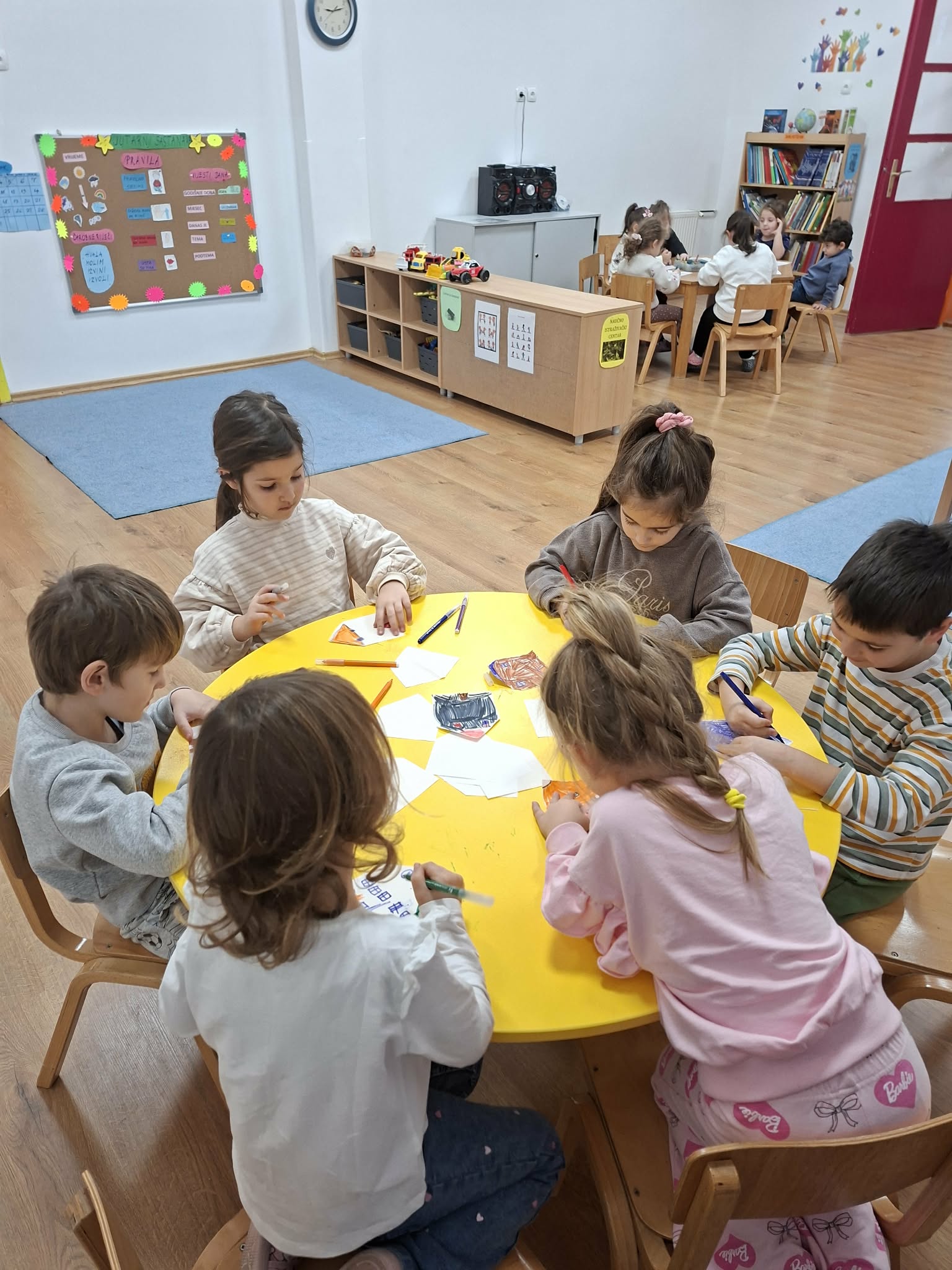Djeca u vrtiću tokom kreativnog rada
